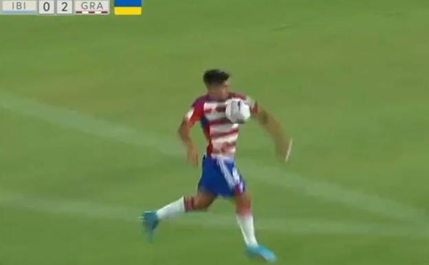 No hubo mano en el control de Arezo para hacer el 0-2