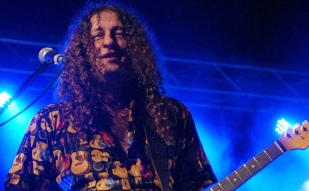 El rock invadirá Adra con las guitarras de Santi Campillo y Rolenzos