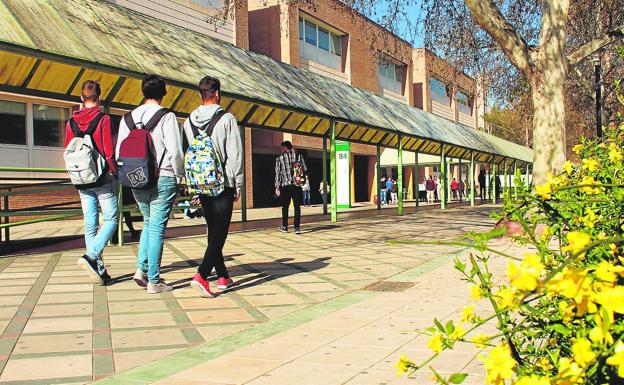 Los universitarios son más altos que quienes no acaban la Secundaria