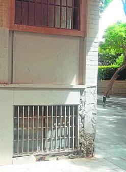 Arquitectos y vecinos, en alerta por el derribo del antiguo edificio de Correos