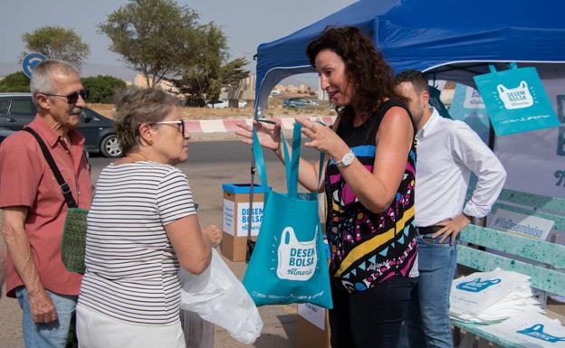 El Ayuntamiento busca reducir las bolsas de plástico con la campaña 'Desembolsa Almería'