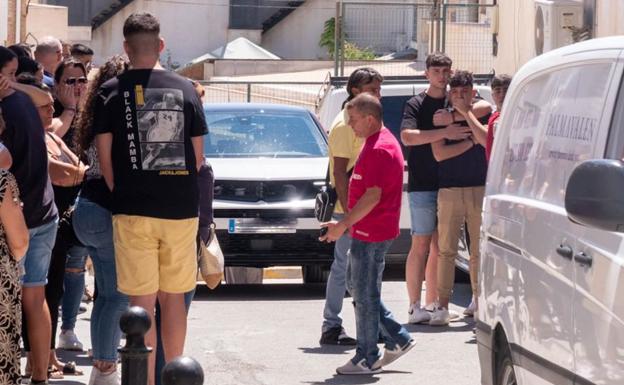 Llega el cuerpo de Juan al tanatorio de Íllora