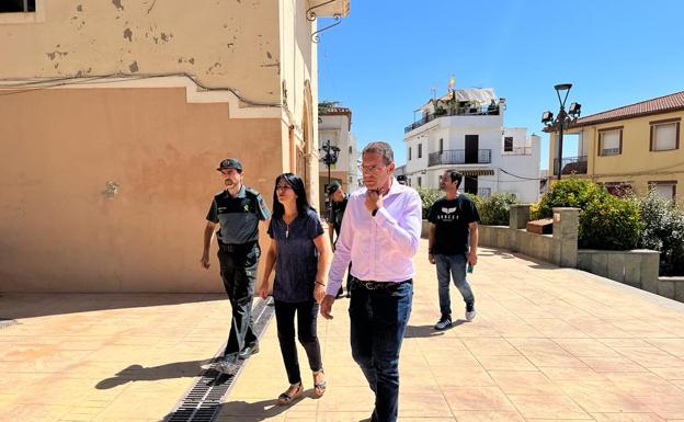 El Infoca apaga un coche ardiendo en la A-92 en Húetor Santillán