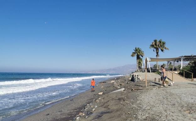 Un temporal deja Playa Granada al descubierto en plena temporada