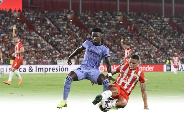 El Almería sigue apurando opciones de mercado mientras negocia con LaLiga