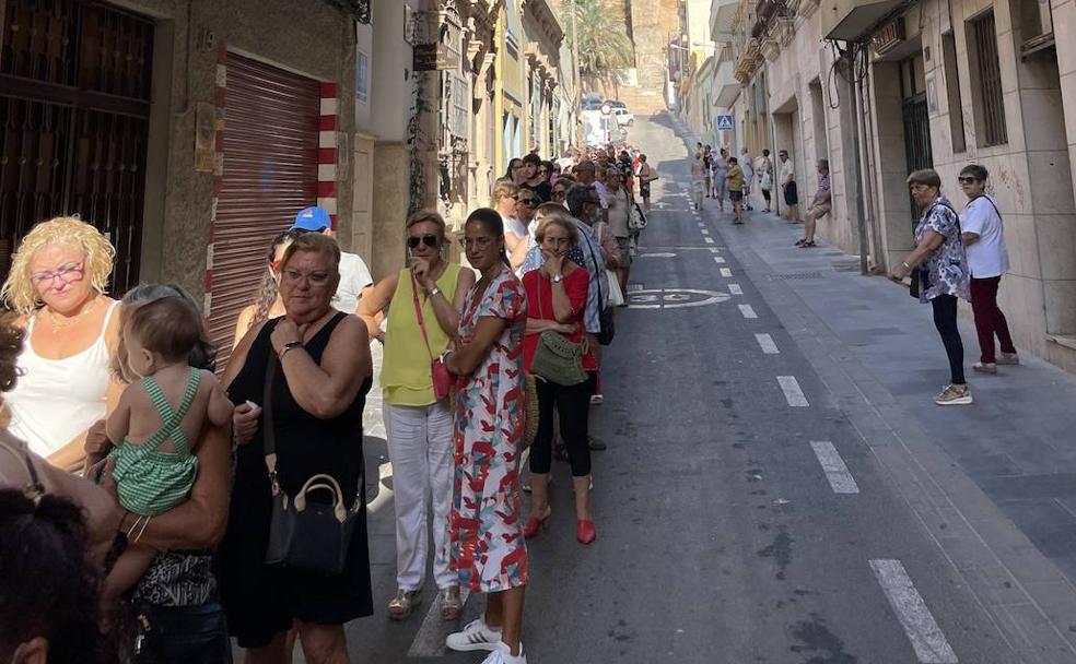 Almería se echa a la calle por el ya típico reparto de abanicos de Feria