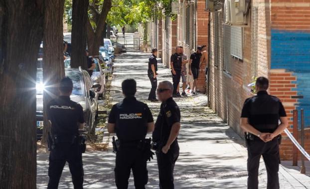 Acuchillan a un hombre y atropellan a su hijo en una pelea multitudinaria en Granada