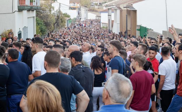 La familia del presunto homicida de Íllora vuelve al pueblo para recoger enseres y se va 