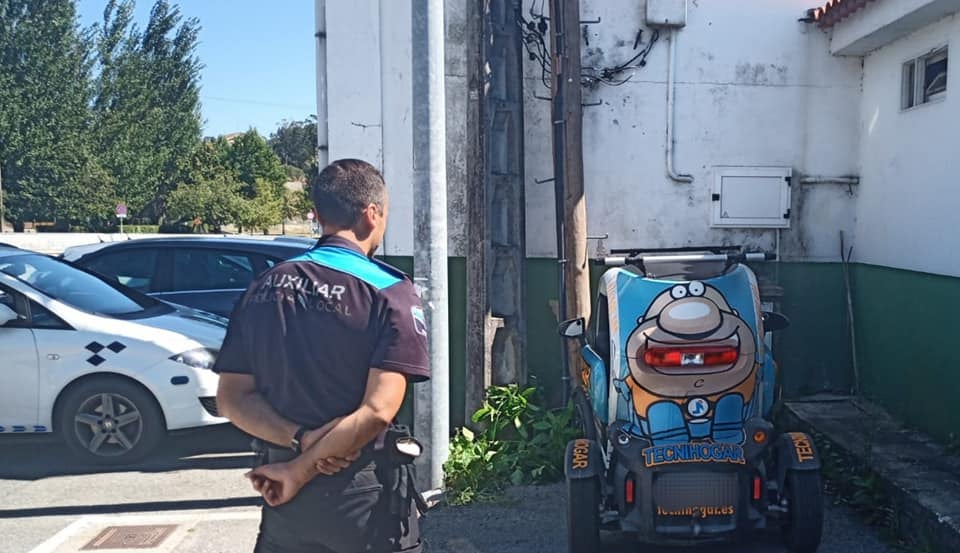 Denuncian a un vecino de Granada por cargar su coche eléctrico en un poste de luz en Pontevedra