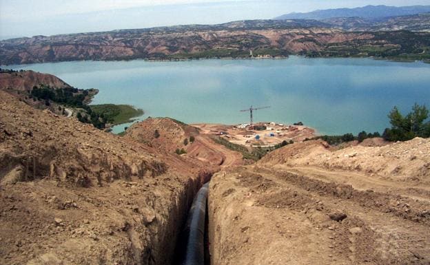 Una asociación pide paralizar el «trasvase» de agua del Negratín a Cuevas del Almanzora