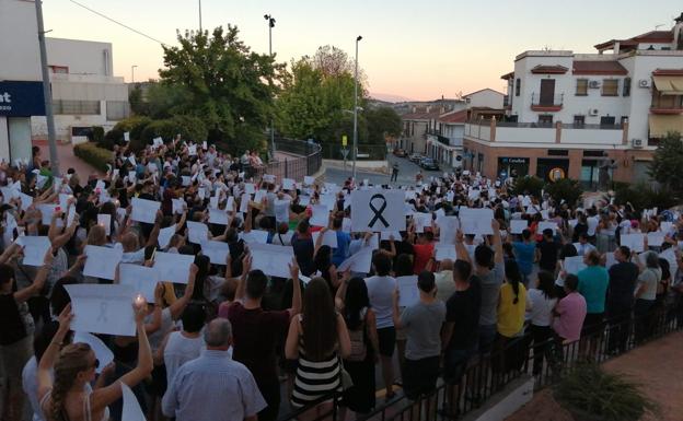 Cientos de vecinos de Íllora se concentran de nuevo bajo el lema 'Todos somos Juan'