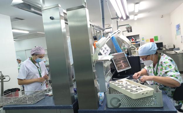 Los hospitales de Granada mantienen su actividad este verano pese al retroceso de la pandemia