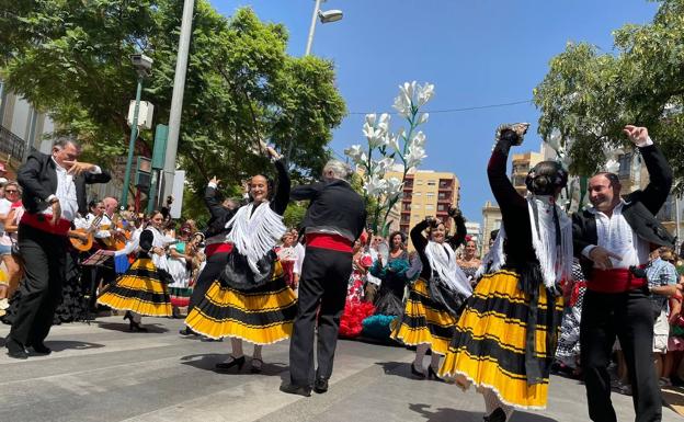 Emoción entre trajes de faralaes y folclore en la Feria del Mediodía
