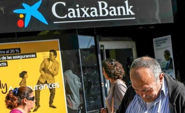 Caixabank avisa a los clientes que se pueden encontrar su cuenta bancaria bloqueada