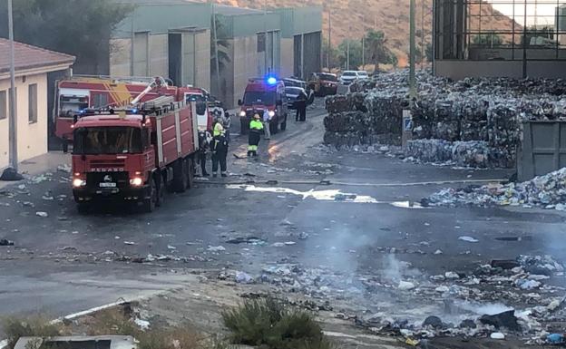 Dos columnas gigantescas de humo negro en Almería ponen en alerta a decenas de vecinos