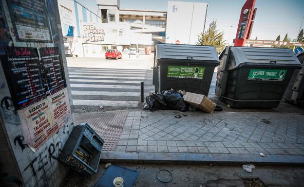 Vecinos del Zaidín denuncian «malos olores y suciedad» por la acumulación de basura