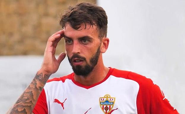 Álex Centelles, primera baja de la temporada en el Almería por sanción