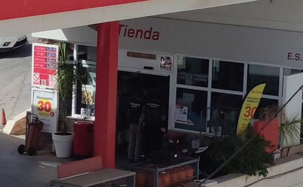 Acordonan una gasolinera en La Herradura por un objeto sospechoso que resulta ser una falsa alarma