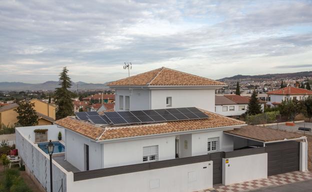 El boom de las placas solares en Granada agota el stock y desborda a las empresas