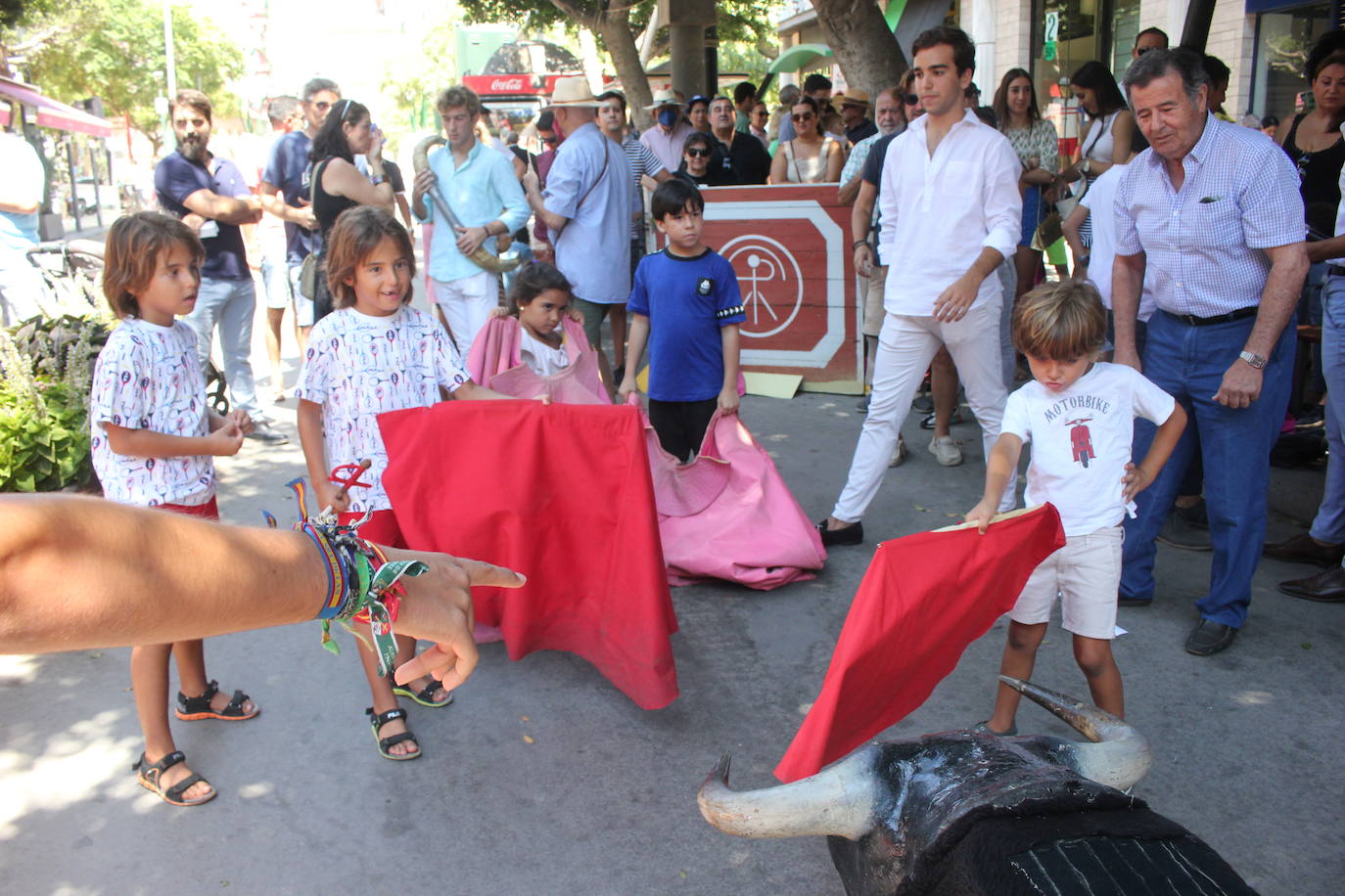 Los niños juegan a ser toreros en el Paseo de Almería