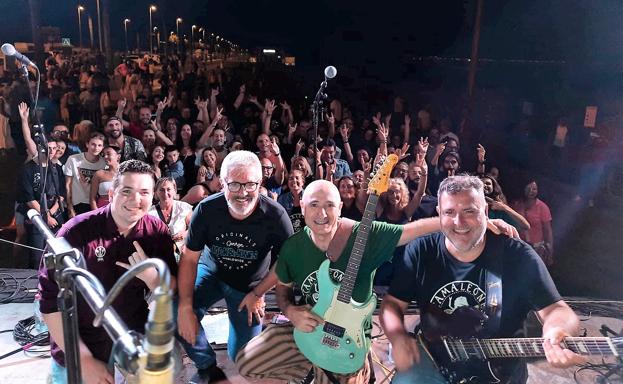Los Camaleones Rock traslada la alegría de su música al público en la Urba roquetera