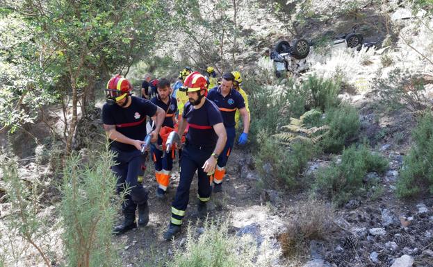 Fallece un hombre y una mujer resulta herida tras caer su vehículo por un barranco en Cazorla