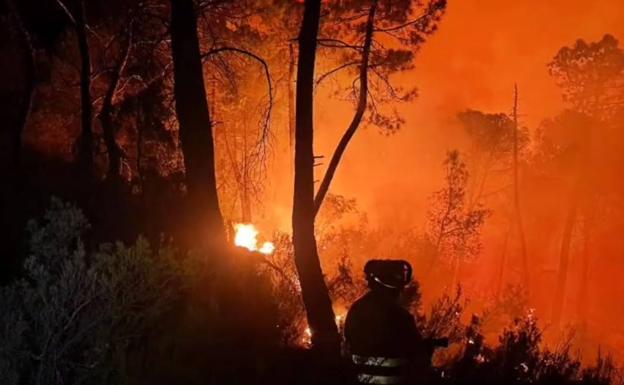Abierta al tráfico la A-6303, afectada por el incendio de Benatae y «controlado» ya el de Hornos
