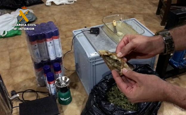 Cae un peligroso laboratorio de hachís en Pinos Puente donde se usaba un potente gas