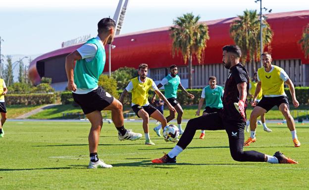 El Almería se centra en la visita del Sevilla con la oficialidad del cambio de Embarba por Lazo