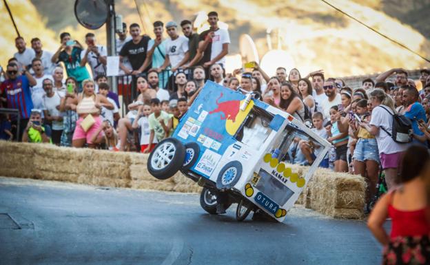 Cenes de la Vega celebra la segunda edición de la carrera de autos locos