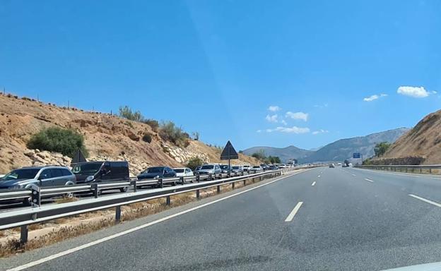 Retenciones en la A-44, a la altura de La Guardia, por el incendio de un vehículo