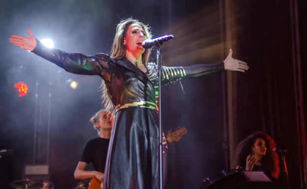 Malú vuela en el Recinto Ferial con 'Mil Batallas' y un recorrido por los clásicos de su carrera