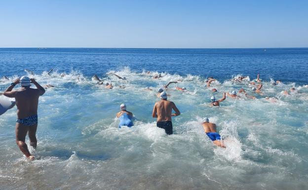 La Travesía a Nado recupera sus mejores galas con más de 300 participantes