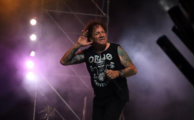 La Plaza de la Constitución se despide de la Feria con buen rollo y el potente metal de Obús