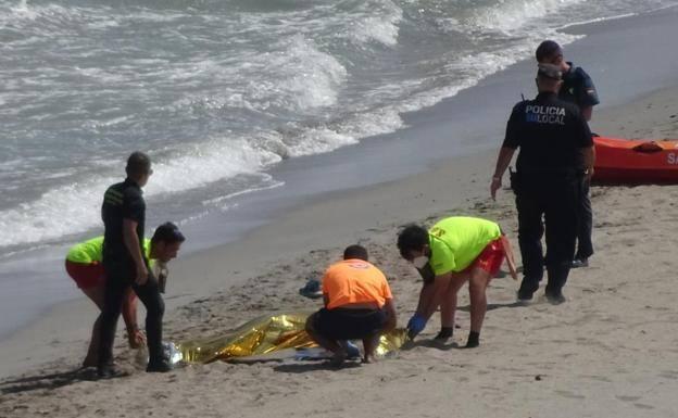 Un niño eleva a cuatro el número de cadáveres hallados en la costa de Murcia