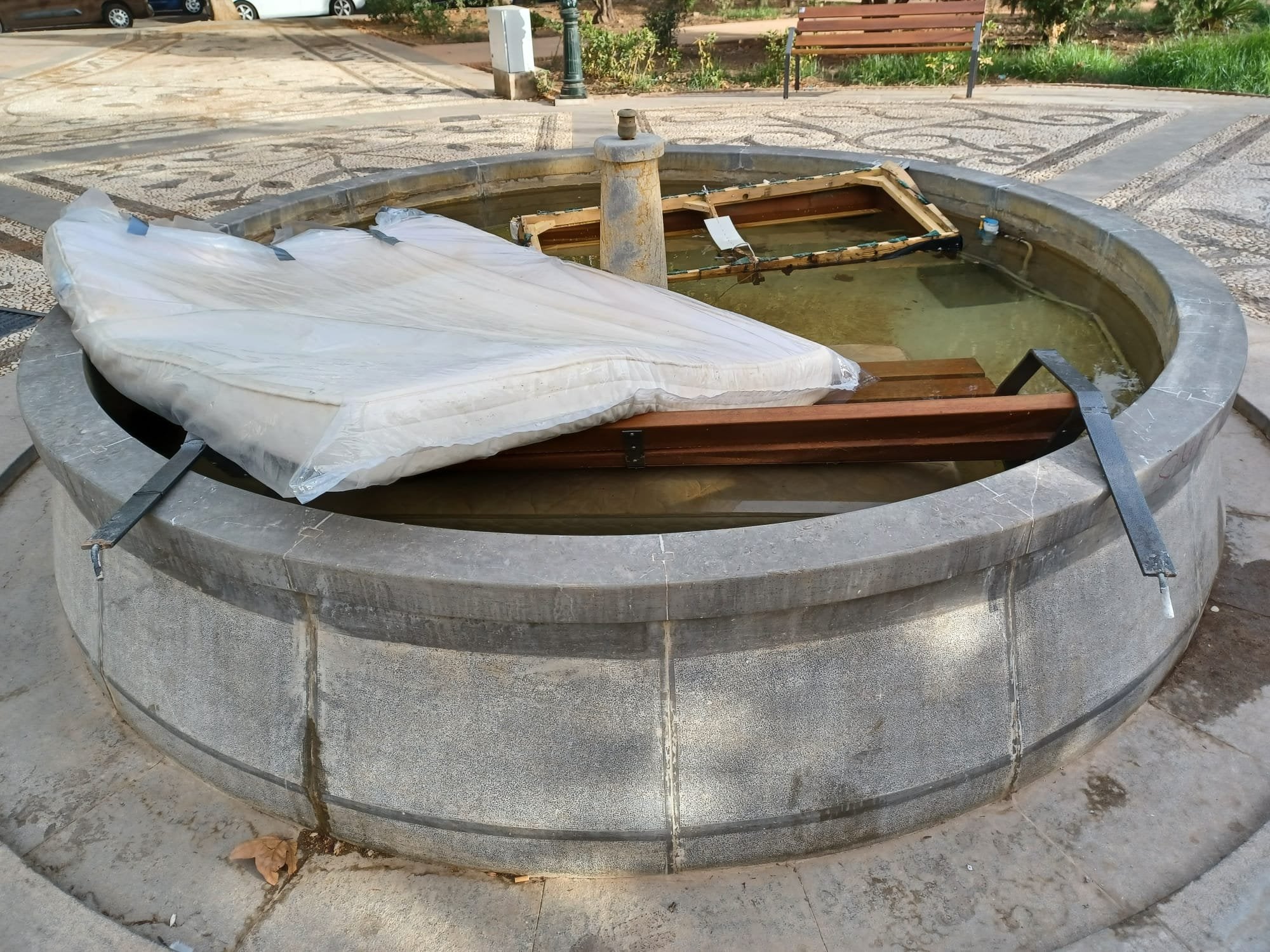 Denuncian vandalismo en una fuente recién reformada junto al paseo de Los Basilios