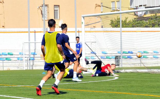 El debut con triunfo levanta el ánimo de la afición del Linares y la plantilla para crecer rápido