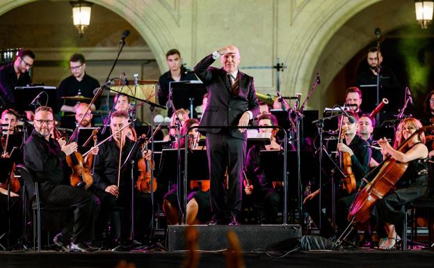 La OCAL comparte la pasión por la música en un concierto memorable en la Plaza Vieja