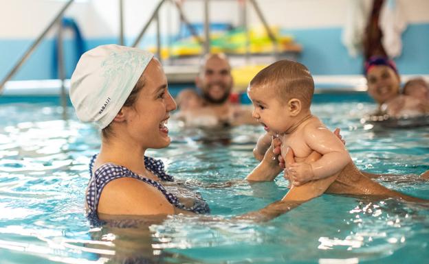 El Hospital Virgen de las Nieves apuesta por la actividad acuática terapéutica para bebés