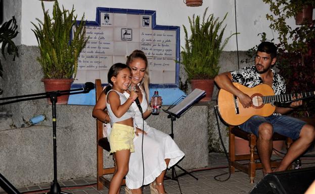 La placeta Santa Ana de Lanjarón se impregna de cultura