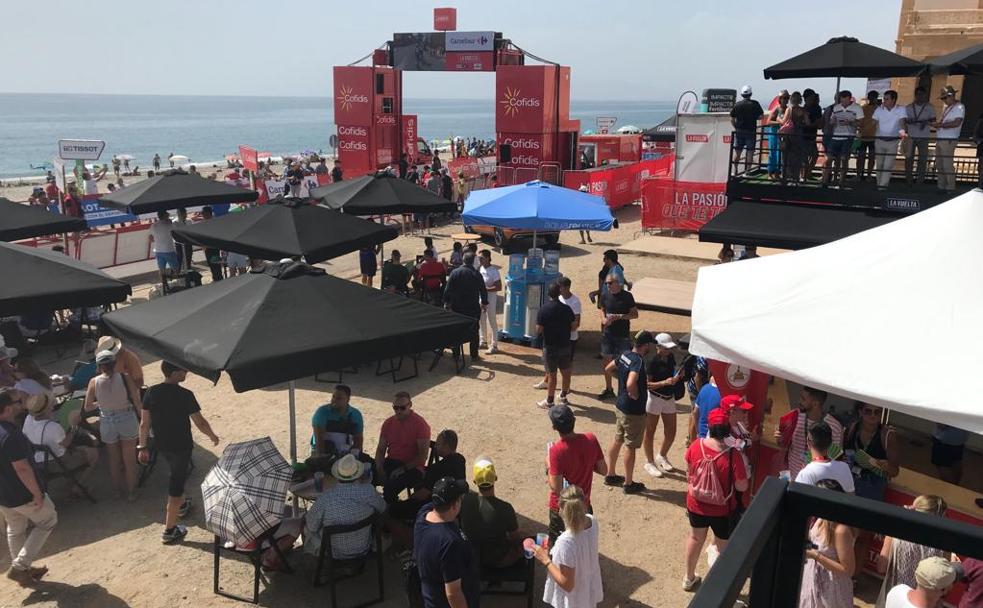 La serpiente multicolor se corona en la recta de las Salinas