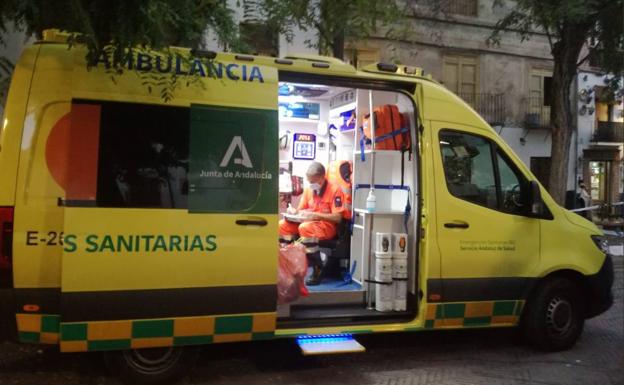 Muere una mujer de forma repentina mientras cenaba con su familia en Plaza Larga