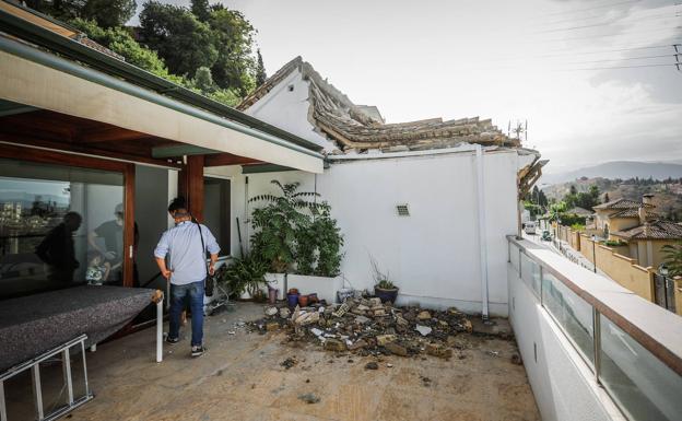 Desalojan un edificio de la calle Parrilla tras derrumbarse el tejado