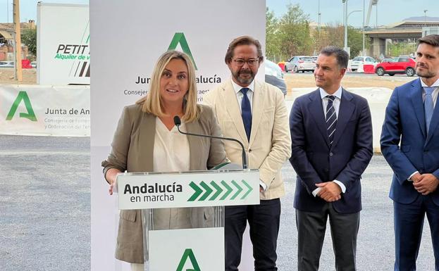 La nueva rotonda y el carril que aliviarán la salida de La Zubia entrarán en servicio en 20 días