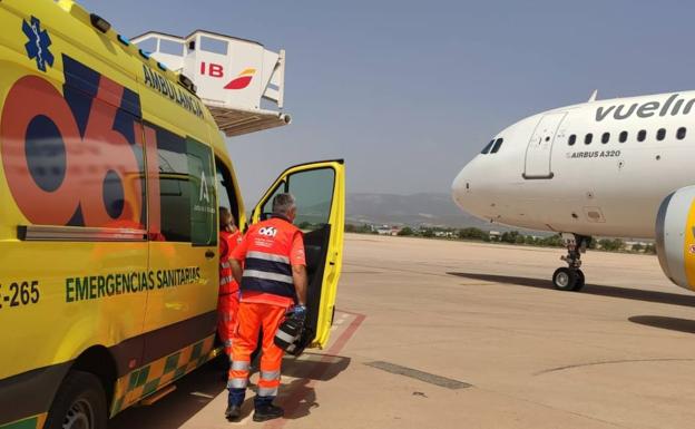 Salvan a un hombre que sufrió un amago de infarto en pleno vuelo a Granada