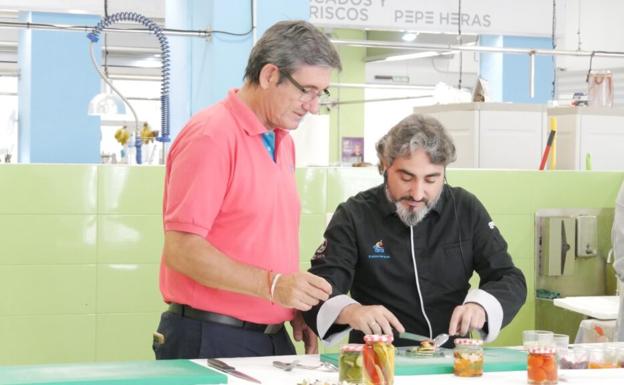 Adra cierra 'Un mar de conservas' con un plato de la huerta abderitana de Tony García