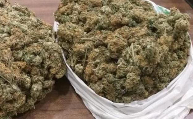 Interceptan un vehículo con 13 kilos de marihuana en una urbanización de Gójar