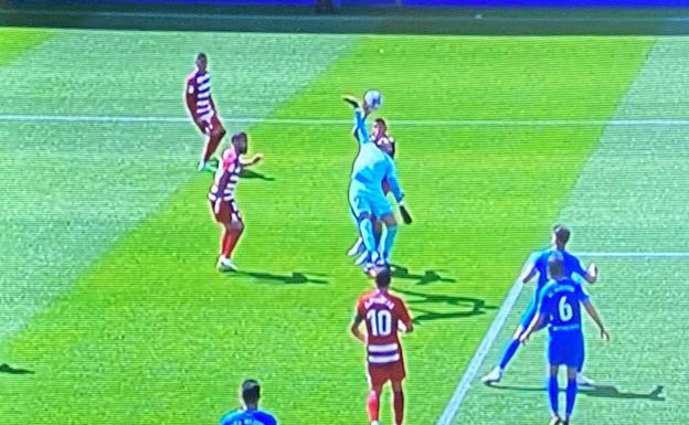 Uzuni toca el balón con la mano en el gol del empate de Puertas