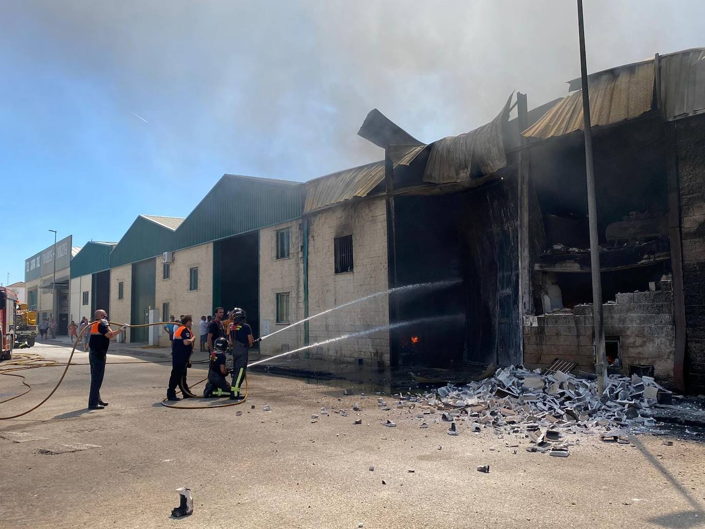 Arden tres naves en el polígono industrial de Villanueva de la Reina