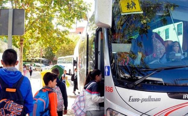El transporte escolar ve inviable el servicio pese al aumento en un 25% del presupuesto por la Junta
